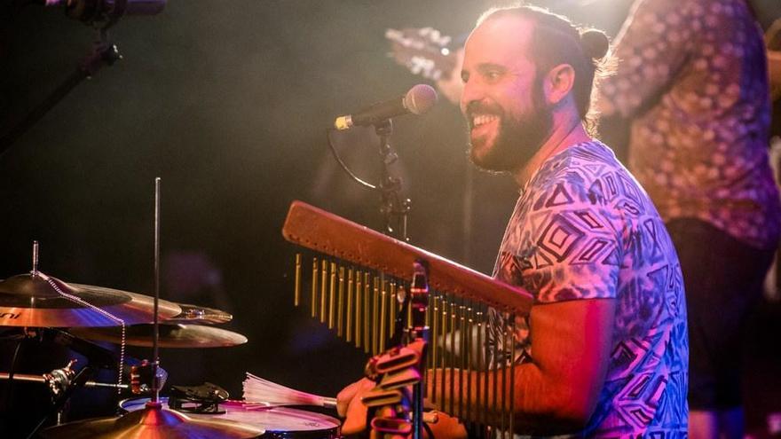 El Manín, en plena acción durante un concierto.