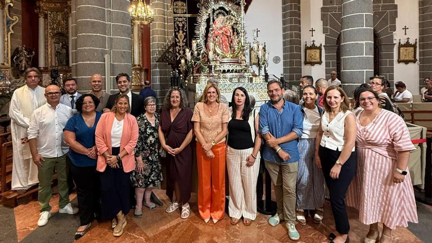 ecca.edu entrega a la Virgen del Pino la última insignia de oro de Radio ECCA