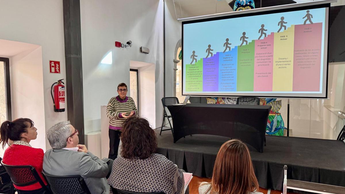 Las autoridades municipales siguen las explicaciones sobre el diagnóstico de salud.