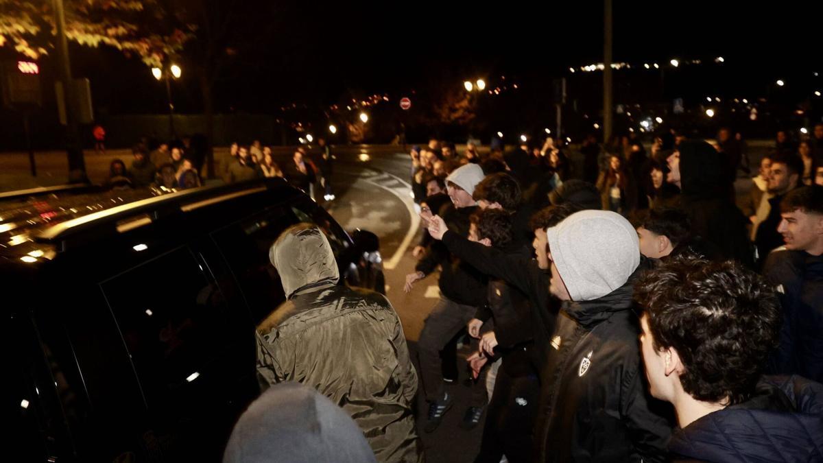 Hinchas oviedistas muestran su enfado a la llegada del Oviedo tras la derrota en  Sevilla y la destitución de Carrión.