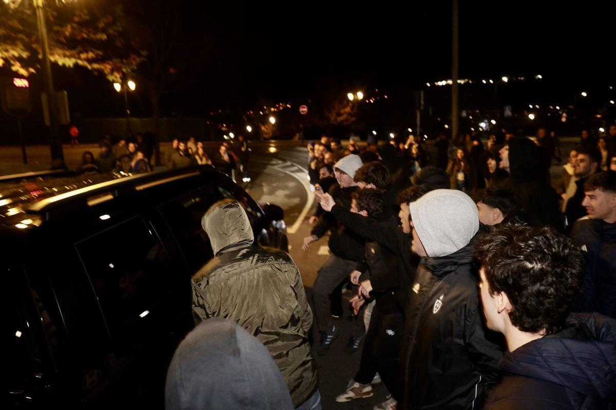 Hinchas oviedistas muestran su enfado a la llegada del Oviedo tras la derrota en  Sevilla y la destitución de Carrión.