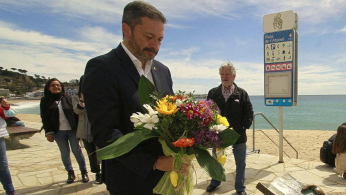 L’alcalde de Blanes fent l’entrega floral al monument a Carl Faust. | AJUNTAMENT DE BLANES