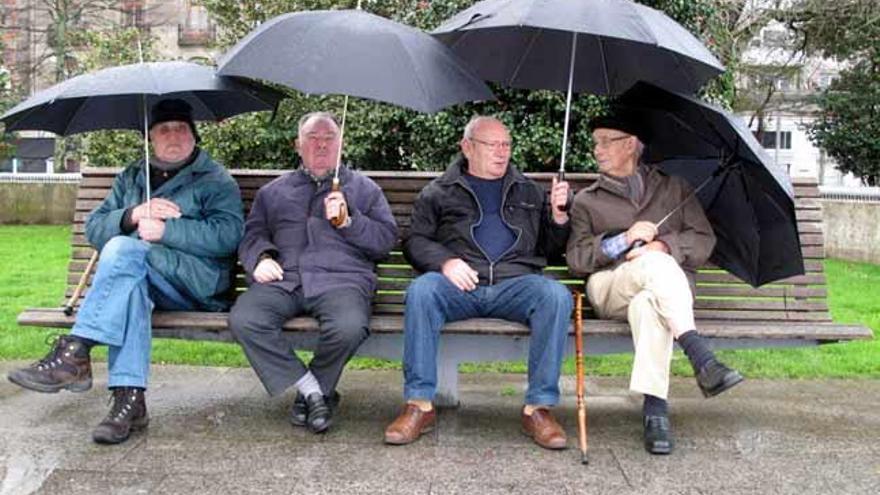 Charlando bajo la lluvia en Vigo // MICHA ZIELKE