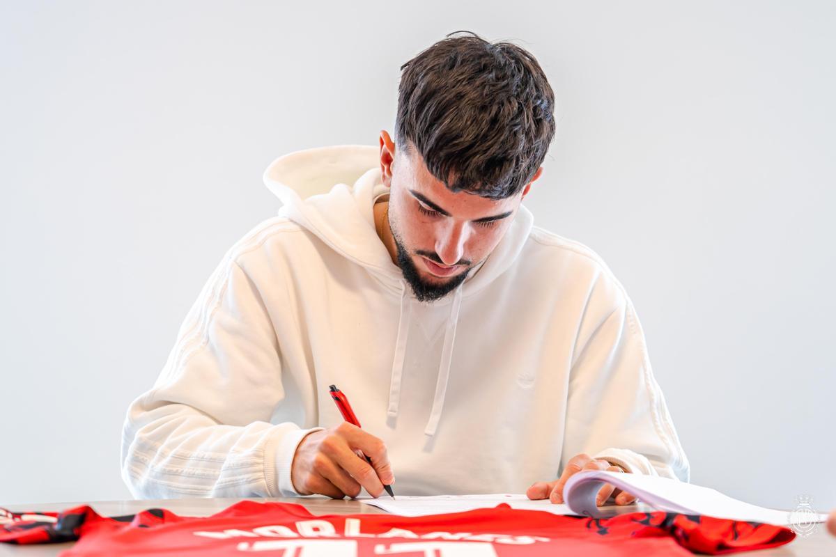 Morlanes firma su contrato como jugador del Mallorca.