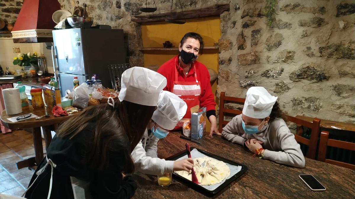 Odette, al frente de un complejo de casas rurales, durante un taller de cocina.