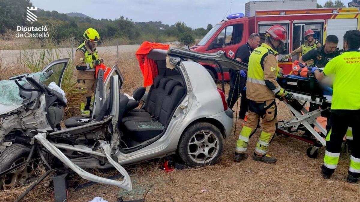 A la derecha, bomberos y sanitarios trasladan al herido este lunes en la Vall d'Uixó.