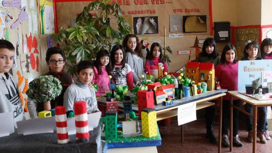 Los alumnos del Alejandro Casona con las maquetas que presentaron a concurso.