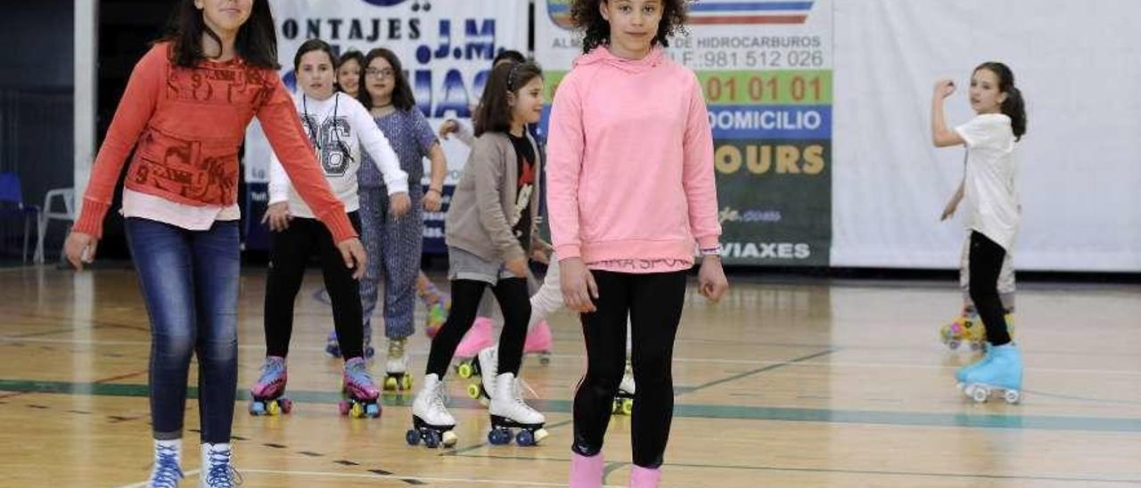 Alumnas de patinaje en el Lalín Arena, en un curso anterior. // Bernabé/Javier Lalín