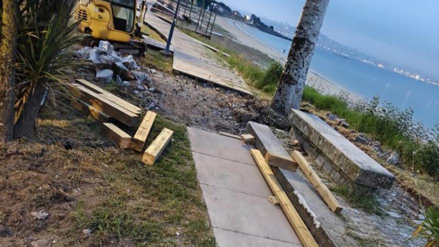 La reforma de las aceras de la playa de Rodeira, en marcha y con cortes en el paso