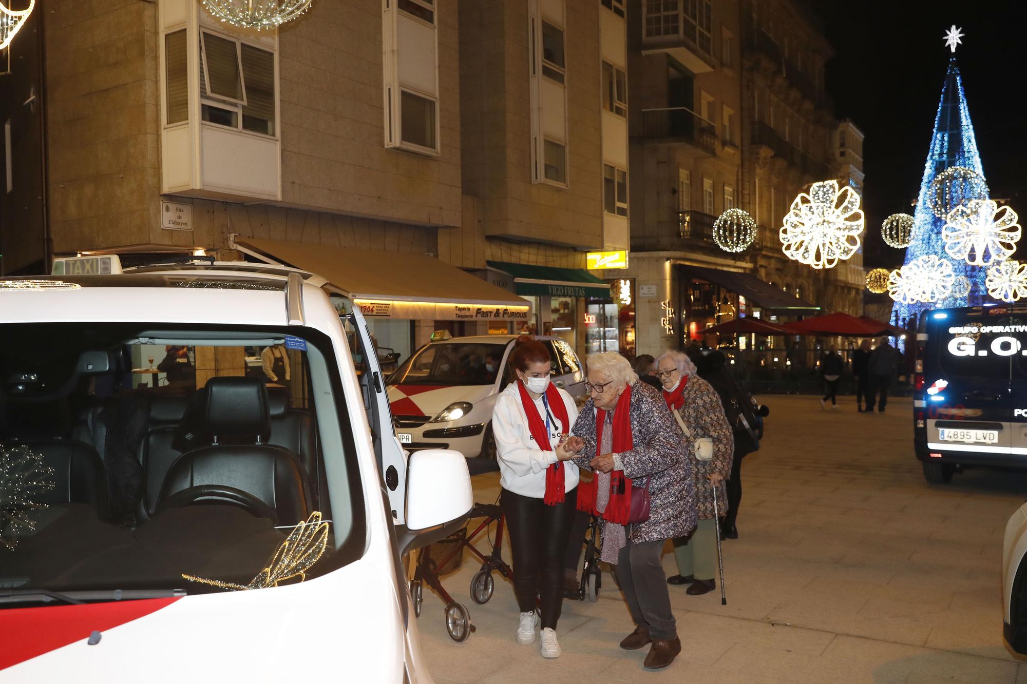 Los taxistas acercan a los mayores a la Navidad de Vigo