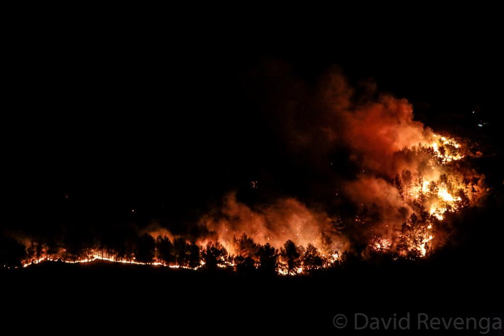 Desalojan a centenares de personas en Xàbia por un incendio que avanza sin control