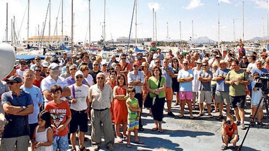 Los manifestantes, durante la lectura del manifiesto previo a la concentración marítima.