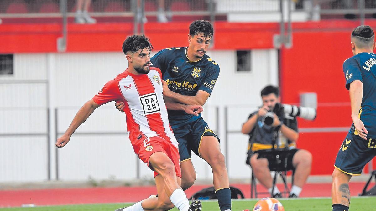 Arnau Puigmal y David Rodríguez en el último partido jugado por el Tenerife en Segunda División, ante el Almería en junio de 2025.