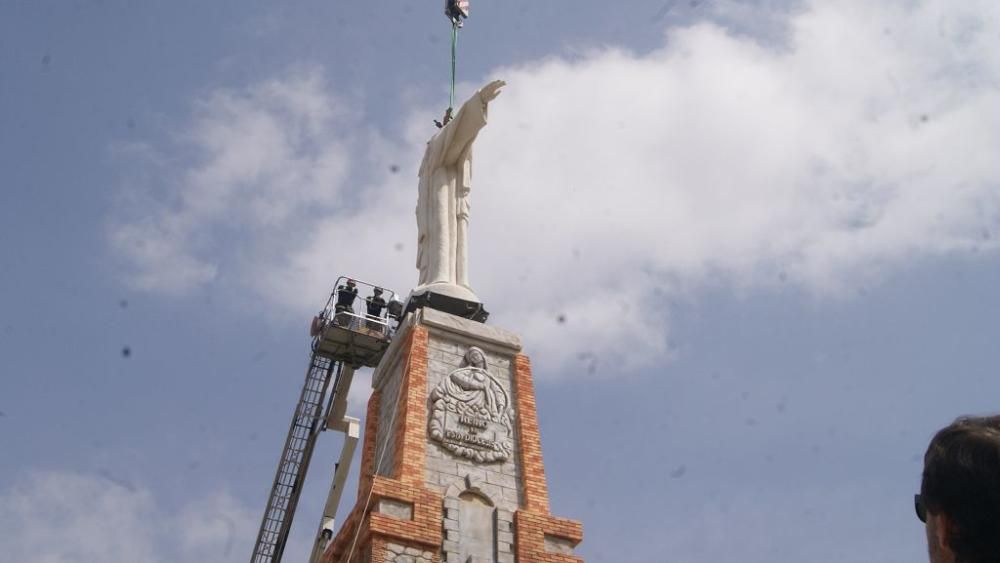 Montaje del monumento 'Los Jardines del Rey Lobo' en la plaza Circular de Murcia