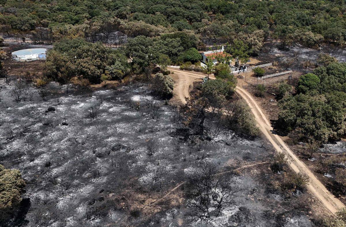 Vista aérea de terreno quemado en el área del Camino de Navahonda, después de un incendio forestal cerca de Robledo de Chavela, a 60 kilómetros al oeste de Madrid, el 27 de julio de 2026.