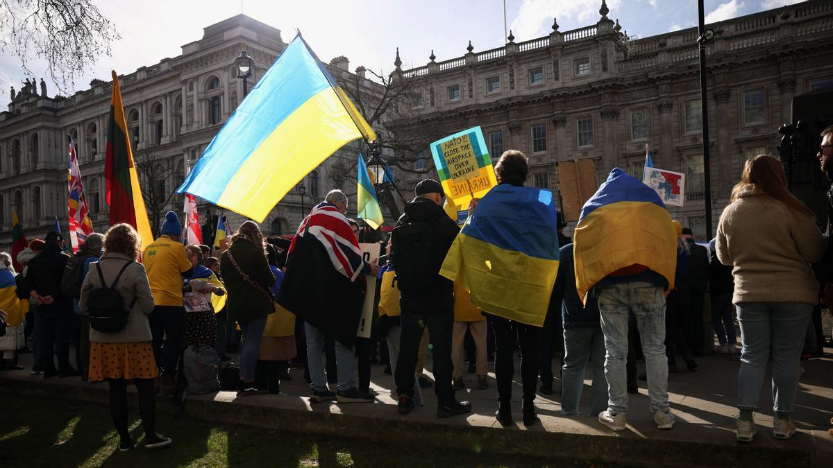 Concentración de apoyo a Ucrania tras la invasión de Rusia en Trafalgar Square en Londres esta mañana