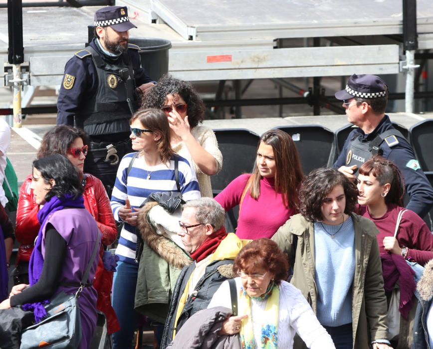 8-M en Málaga | La Policía Local desaloja la tribuna de Semana Santa durante