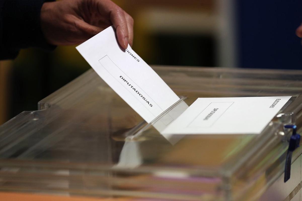 GRAF9268 MADRID, 28/4/2019.- Los colegios electorales han abierto sus puertas a las 09:00 horas para recoger el voto de los casi 36,9 millones de electores que decidirán este domingo en los comicios generales el reparto de los 350 escaños del Congreso de los Diputados y los 208 del Senado durante la próxima legislatura.Tras la constitución de las mesas a las ocho de la mañana con la comprobación de que estaban los miembros necesarios y la lectura de los manuales, a las nueve de la mañana los electores han comenzado a acudir a las urnas, en una jornada que estará marcada por el sol y con temperaturas, en general, al alza en casi todo el país. En la foto,un elector introduce su voto en la urna en el colegio Pinar del Rey. EFE/Javier Lizón