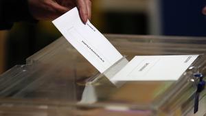 GRAF9268 MADRID, 28/4/2019.- Los colegios electorales han abierto sus puertas a las 09:00 horas para recoger el voto de los casi 36,9 millones de electores que decidirán este domingo en los comicios generales el reparto de los 350 escaños del Congreso de los Diputados y los 208 del Senado durante la próxima legislatura.Tras la constitución de las mesas a las ocho de la mañana con la comprobación de que estaban los miembros necesarios y la lectura de los manuales, a las nueve de la mañana los electores han comenzado a acudir a las urnas, en una jornada que estará marcada por el sol y con temperaturas, en general, al alza en casi todo el país. En la foto,un elector introduce su voto en la urna en el colegio Pinar del Rey. EFE/Javier Lizón