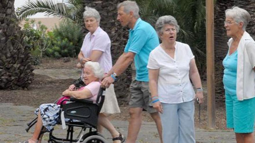 Un grupo de turistas pasea por una zona residencial en Gran Canaria. i LP/DLP
