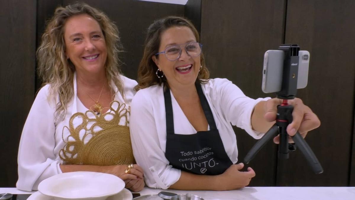 Loles García (d), junto a Bibiana Blasco en la cocina de Porcelanosa