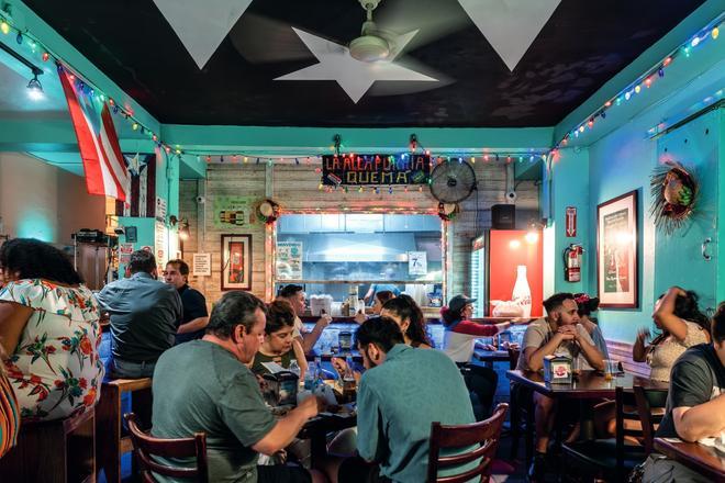 Restaurante La Alcapurria Quemá en la Placita de Santurce
