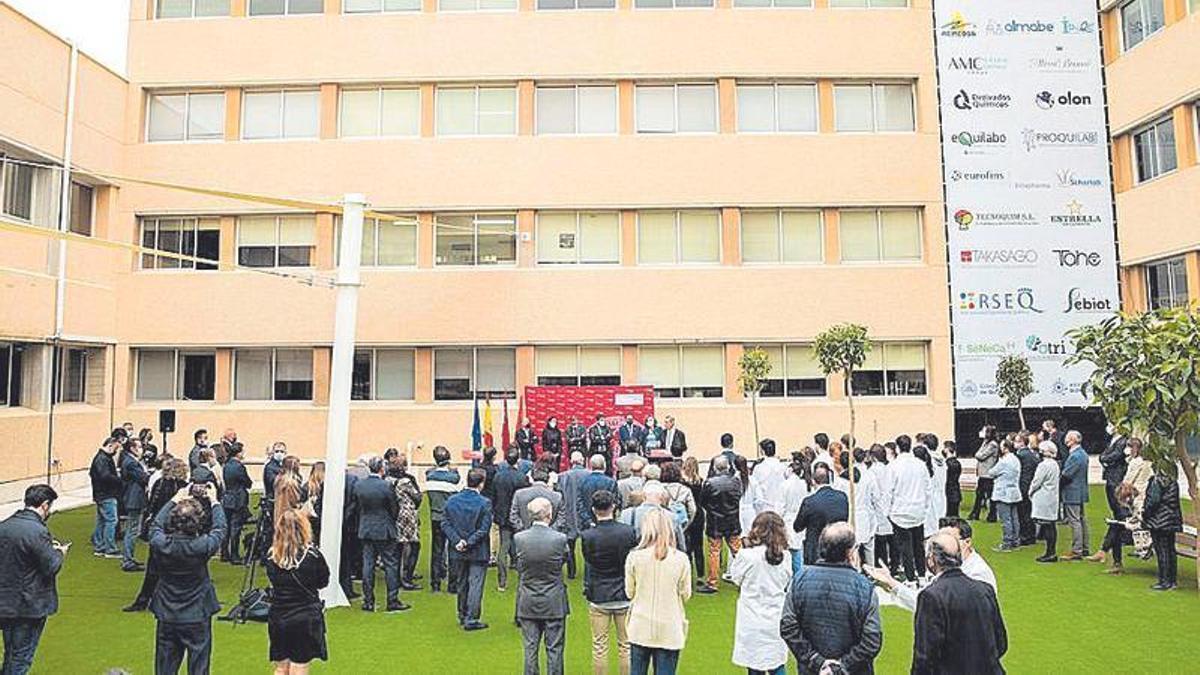 Al acto de inauguración acudieron el decano de Química, Pedro Lozano; el rector de la UMU, José Luján; el presidente de la Comunidad, Fernando López Miras; el alcalde de Murcia, José Antonio Serrano; la consejera de Universidades, Valle Miguélez; y la rectora de la UPCT, Beatriz Miguel.