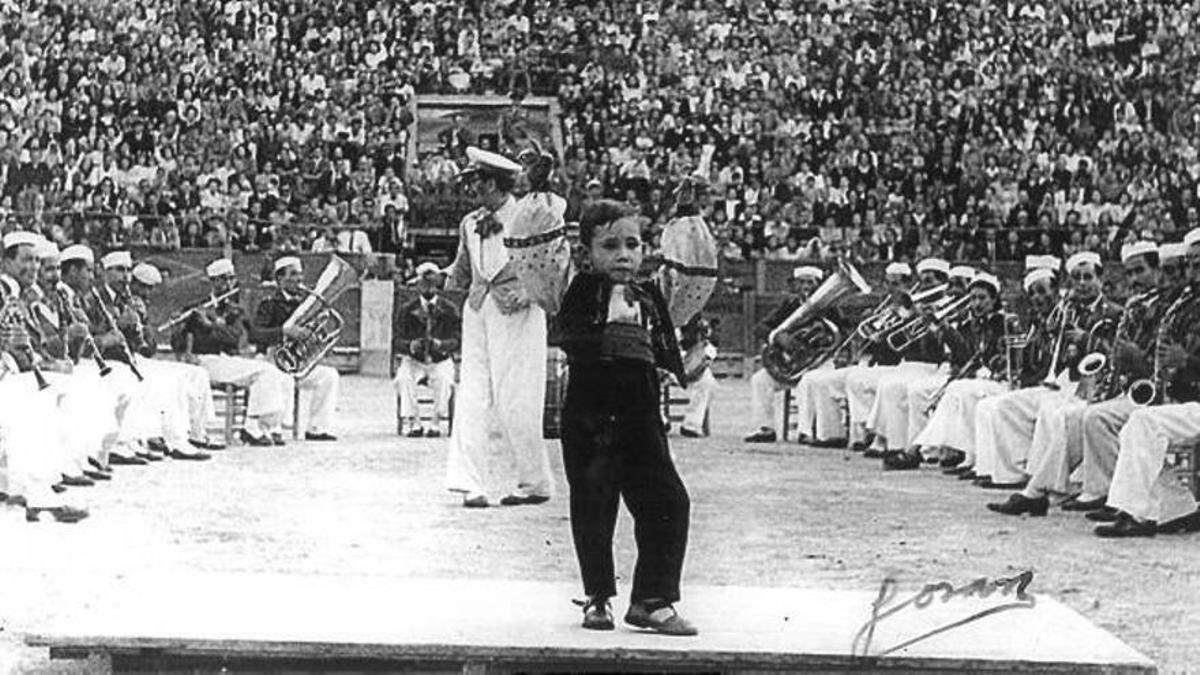 Espadero, de niño, en la Plaza de Toros de Alicante