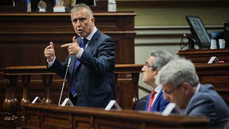 El presidente, Ángel Víctor Torres, interviene hasta con lenguale gestual en la sesión parlamentaria.