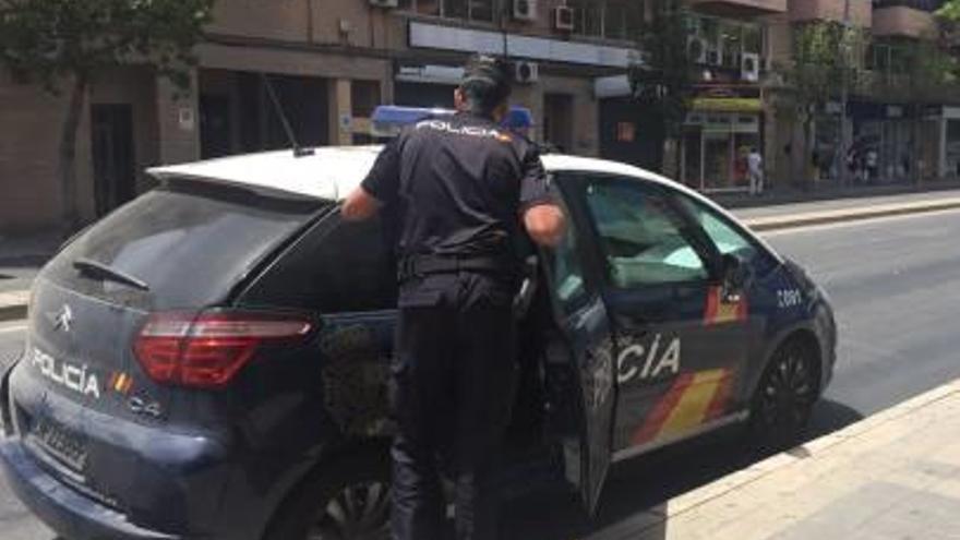 Dos menores detenidos en Alicante por arrastrar a una mujer por la acera para robarle el bolso