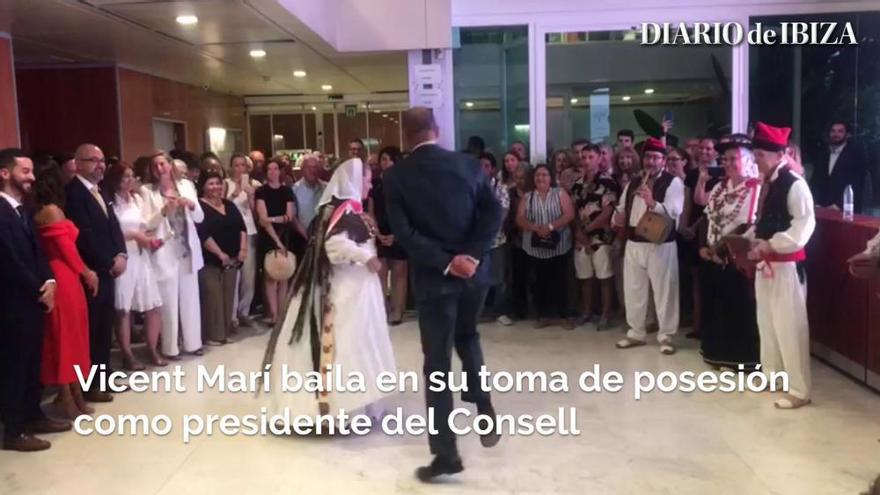 Vicent Marí baila en su toma de posesión como presidente del Consell de Ibiza