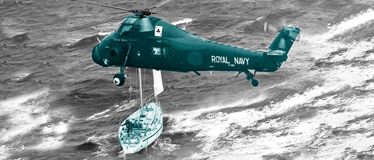 Un helicóptero de la Royal Navy acude al rescate de un velero