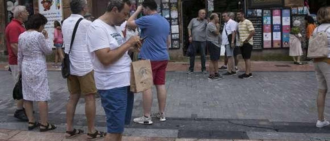 Turistas en la calle Eusebio González Abascal, junto a la Catedral.