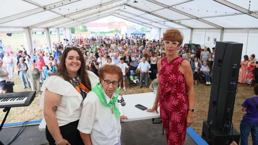 Sor María Jesús, en el centro, junto a Gemma García, secretaria de la asociación de festejos y Ana Salas, tesorera. | MARIO CANTELI