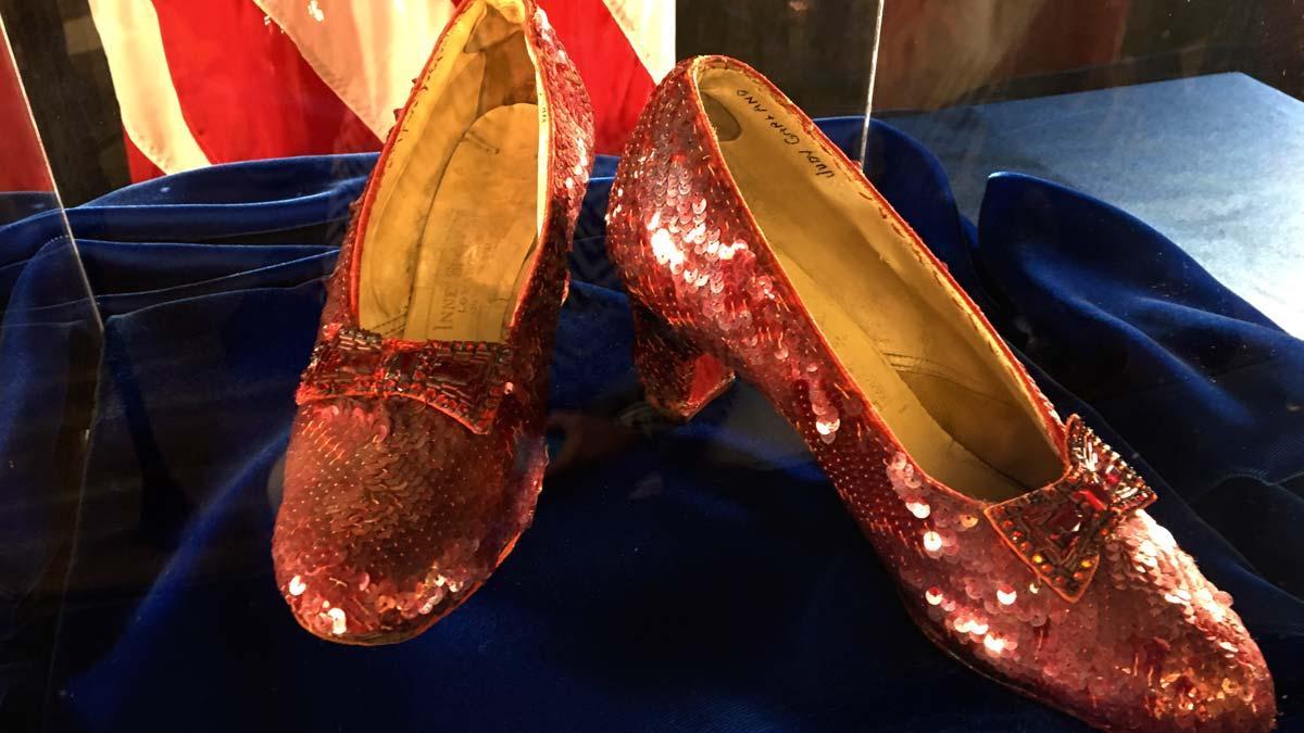 Recuperan 13 años después los zapatos de Dorothy en ’El mago de Oz’.