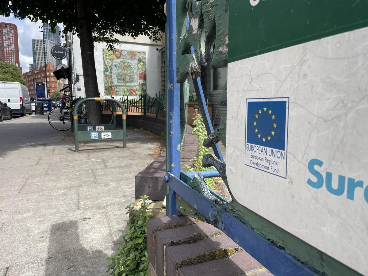 Un cartel con un logo de la UE en una calle del barrio de Little Portugal, en Londres.