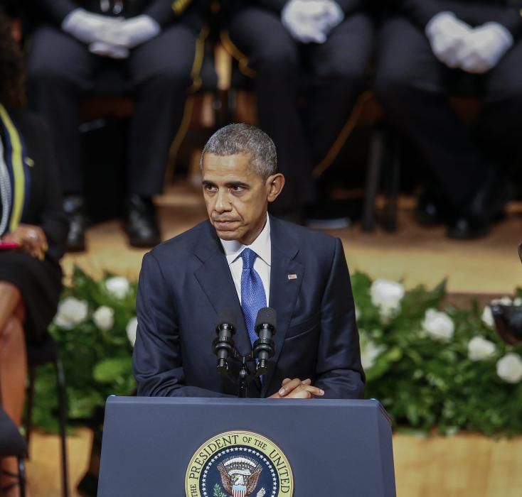 Obama ha participado, junto a su esposa y el expresidente George W. Bush, en el homenaje a los cinco policías asesinados.