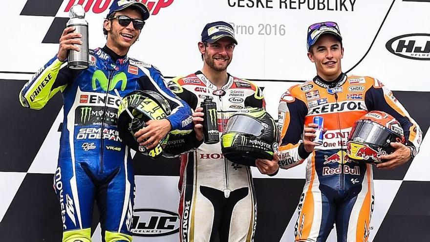 Valentino Rossi, Cal Crutchlow y Marc Márquez celebran su podio en el Gran Premio de la República Checa.