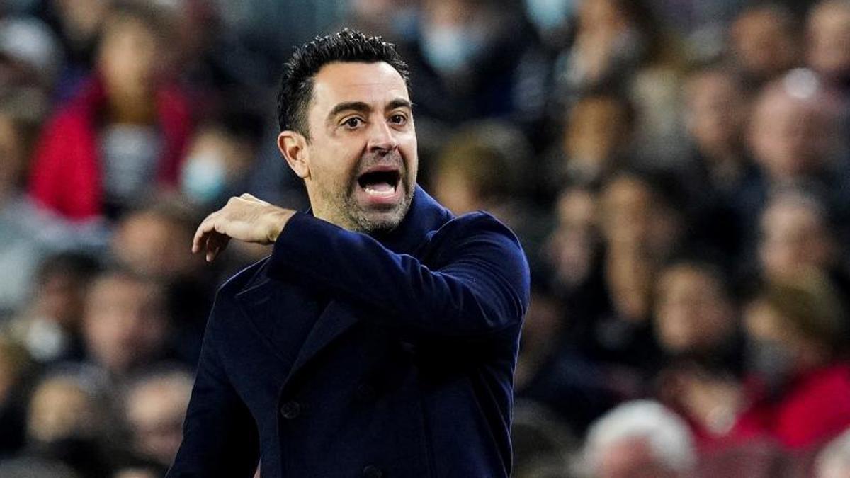 Xavi Hernández, protestando una decisión del árbitro