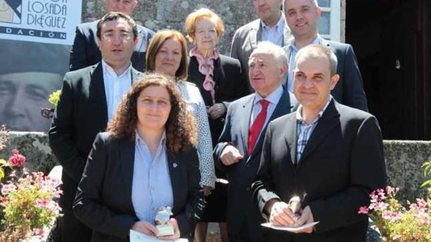 Los premiados con el presidente de la Real Academia Galega, Alonso Montero.  // Jesús Regal