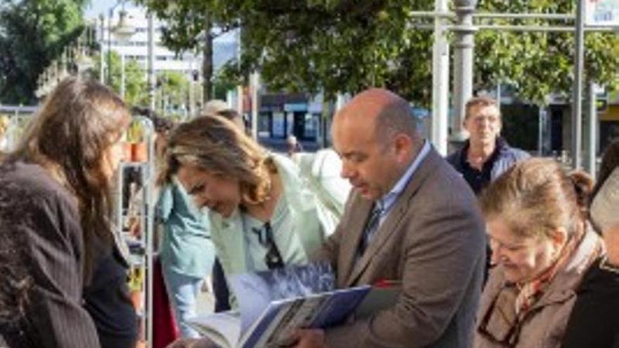 La Diputación de Córdoba regala ejemplares e instala Cabinas Literarias para celebrar el Día del Libro