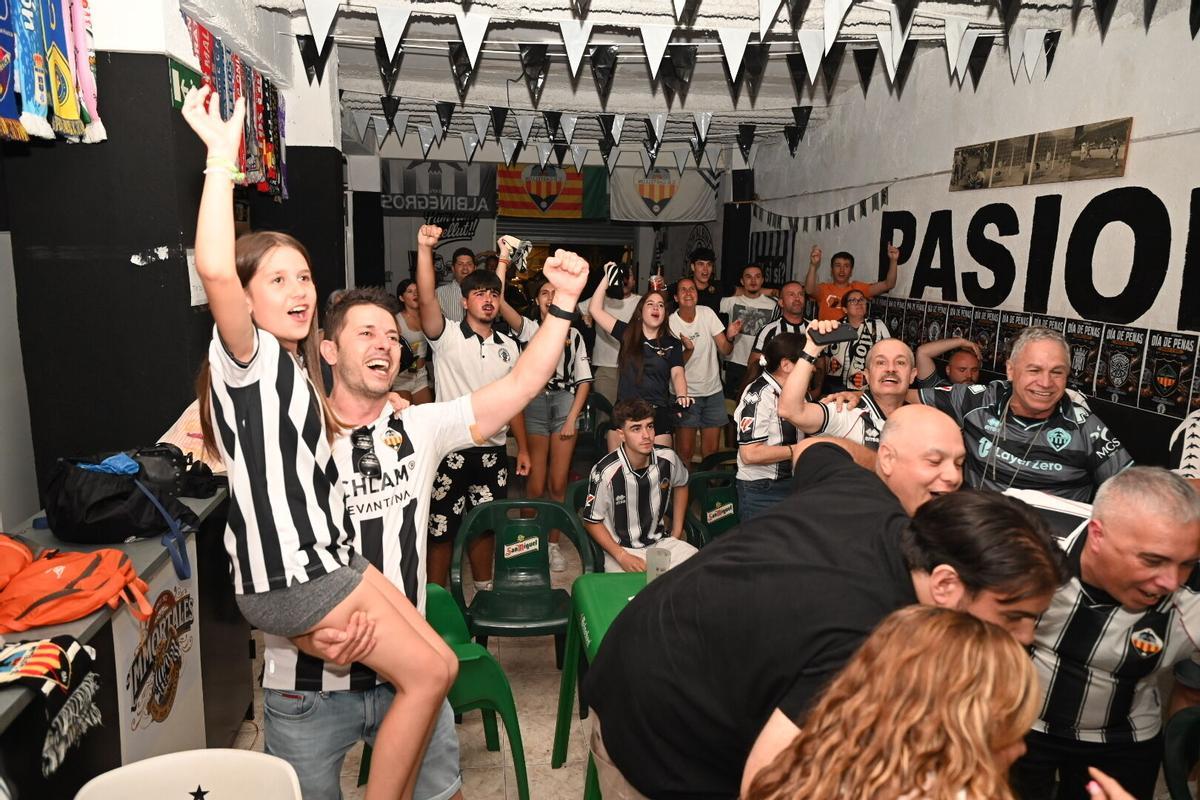 Los aficionados del CD Castellón siguen el partido contra el Almería en los bares de la ciudad