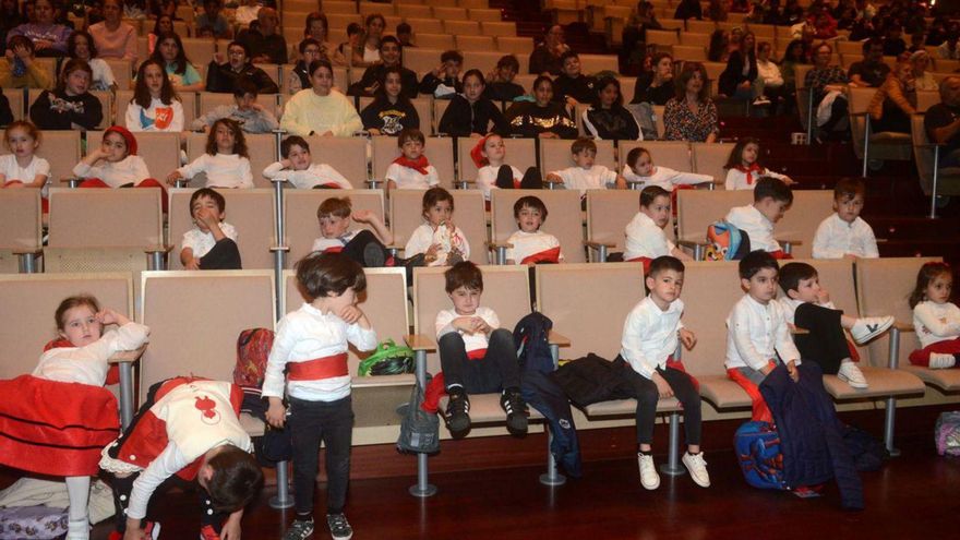 Alumnos escenifican unha obra de Fernández del Riego. | // NOÉ PARGA