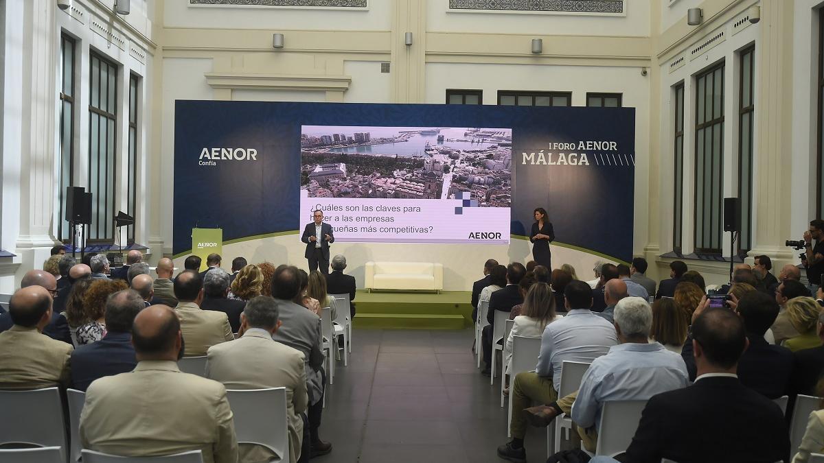 El foro de Aenor sobre la competitividad de Málaga, celebrado en el Museo Automovilístico y de la Moda de Tabacalera.