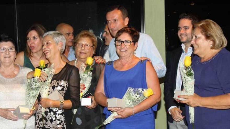 Las homenajeadas, junto al alcalde, Carlos González, Mercedes Alonso (PP) y David Caballero (Cs).