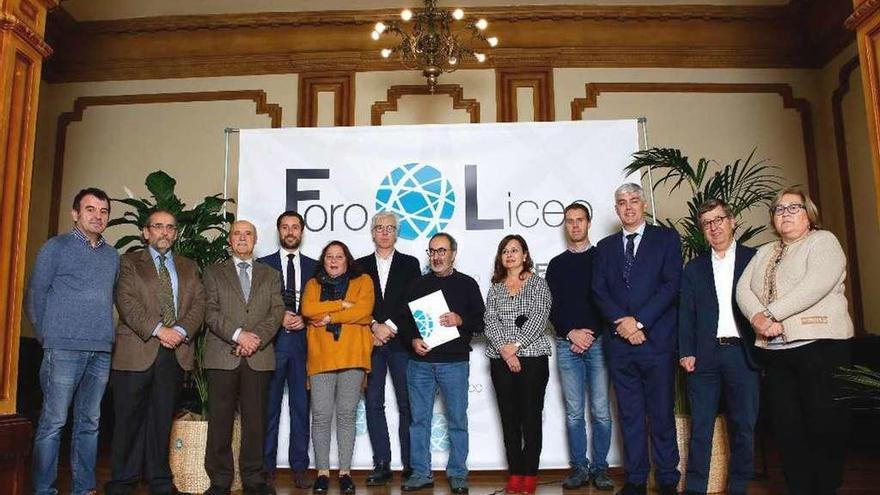 Representantes de los 12 colectivos fundadores del Foro Liceo presentado anoche. // Iñaki Osorio