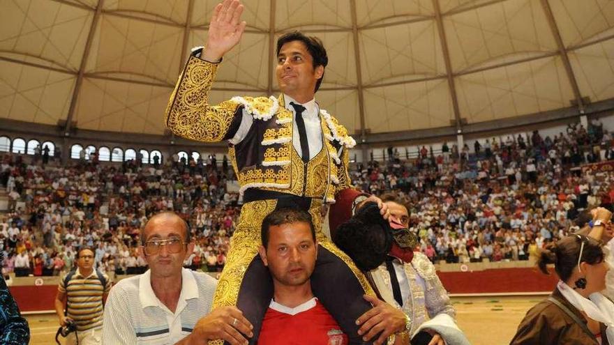 Francisco Rivera &quot;Paquirri&quot; sale a hombros de la plaza de Pontevedra en la tercera de feria de 2011. // G.S