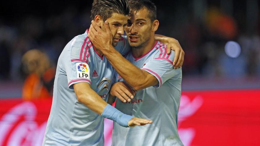 Nolito y Jonny celebrando un gol del Celta en Balaídos. // R. Grobas