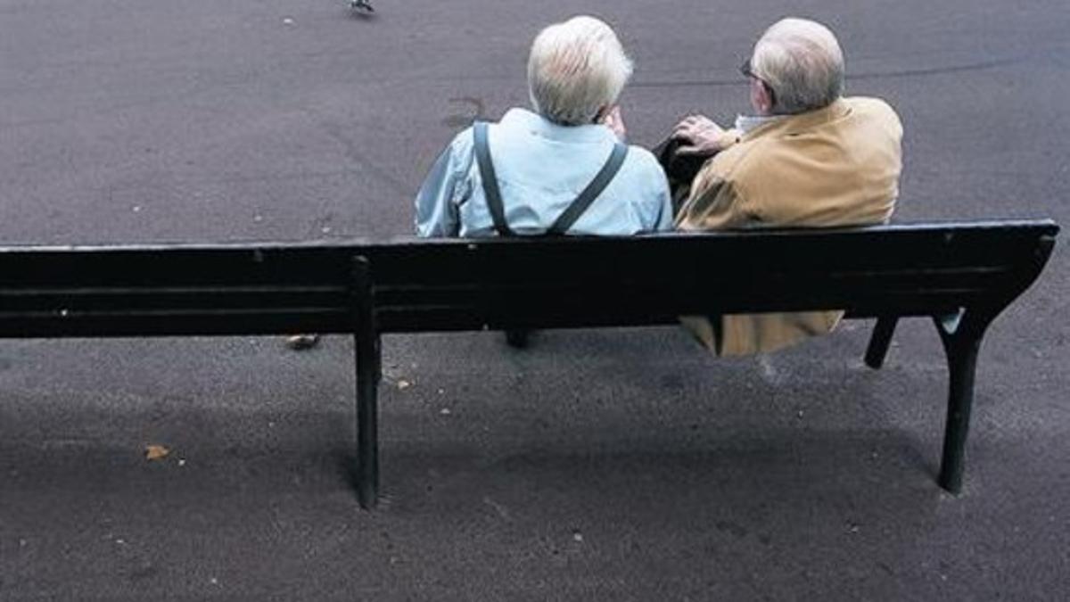 Dos personas mayores en un parque de Barcelona.