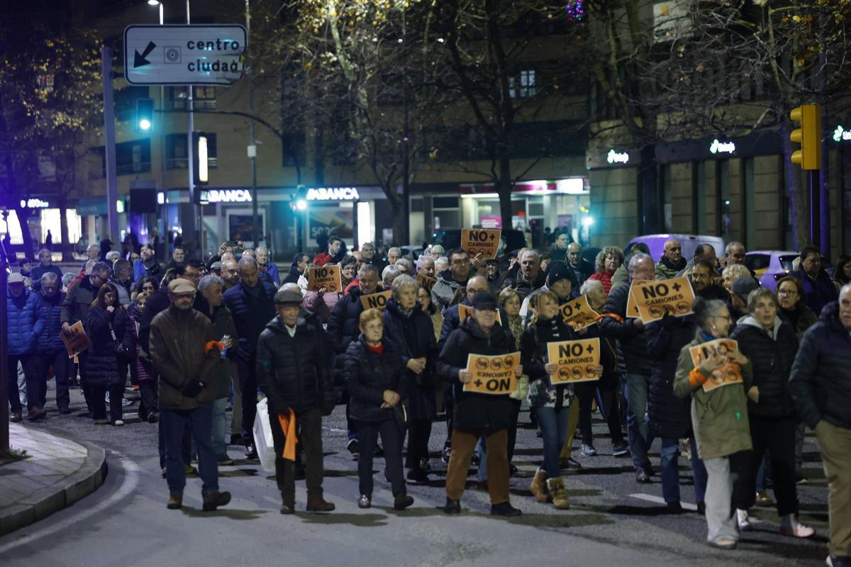 La última manifestación del 2025 contra el tráfico pesado por Príncipe de Asturias, en imágenes